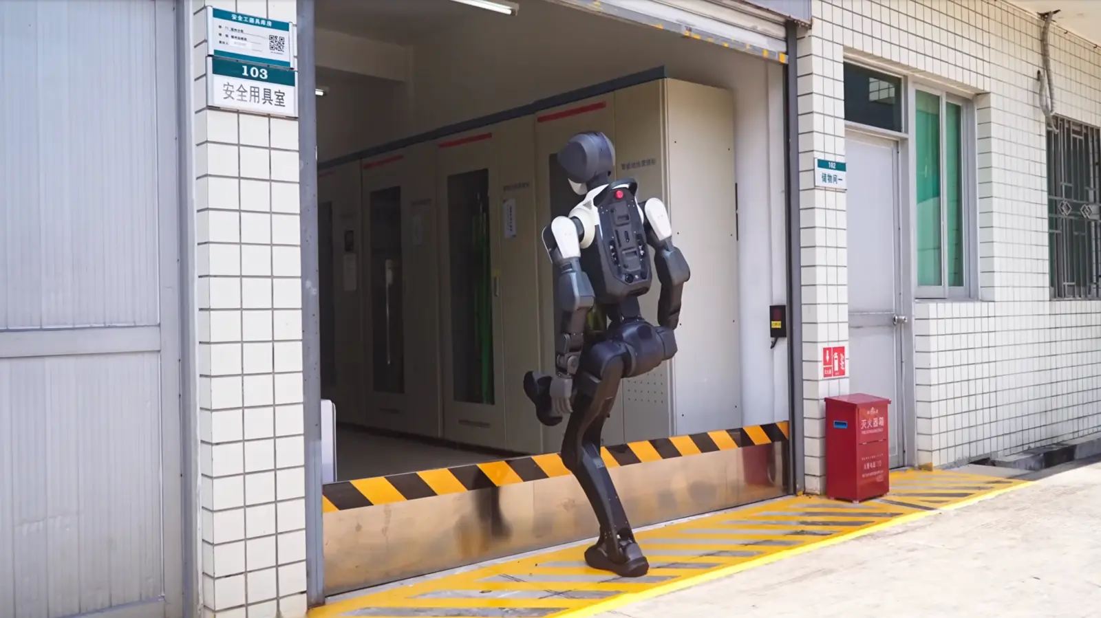 DEEP Robotics DR02 Climbs Outdoor Stairs in One Take — While Its IPO Race Heats Up