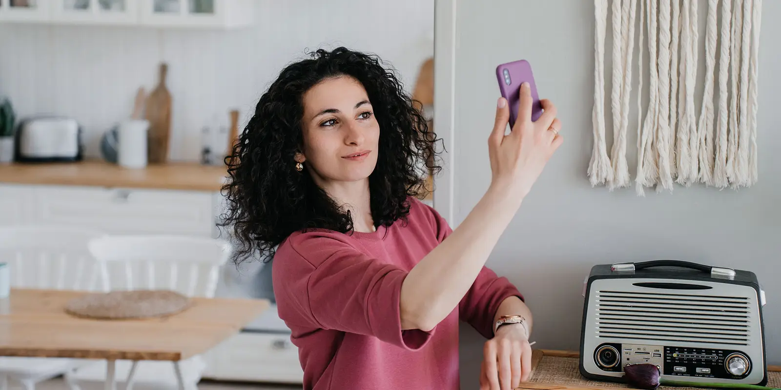 Which test finds retail AI skin scanners miss acne and swing with the light